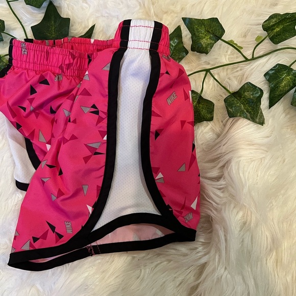 NIKE YOUTH GIRLS DRI-FIT SHORTS - SIZE XS - 3-4 YRS. - BLACK|PINK|WHITE - Picture 7 of 11